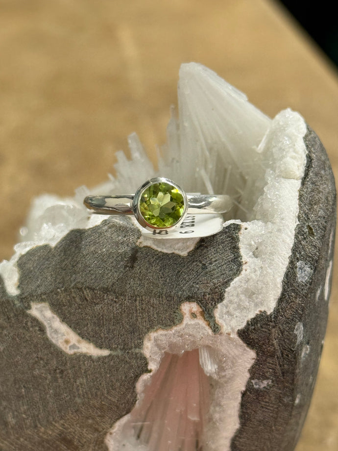 Peridot Ring Size 9 (2)